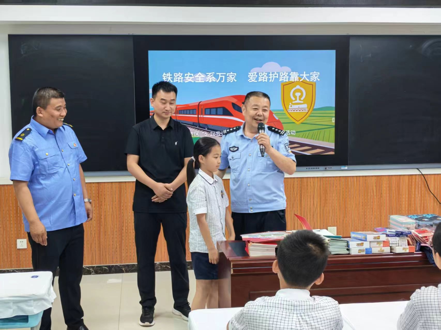 郑州铁路公安处商丘东站派出所：铁路民警进校园 普法护航平安路