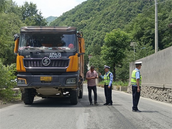 陕西柞水县公安交警严查货车各类交通违法