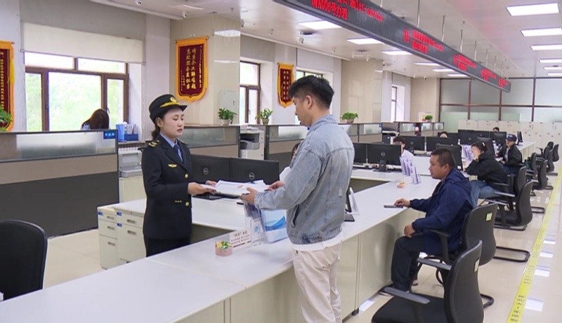 黑龙江省哈尔滨市平房区核发重点液态食品道路散装运输准运证 筑牢食品安全运输防线