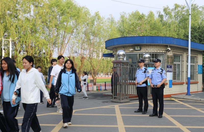 黑龙江省哈尔滨市公安局：筑牢校园平安防线 藏蓝坚守护童心