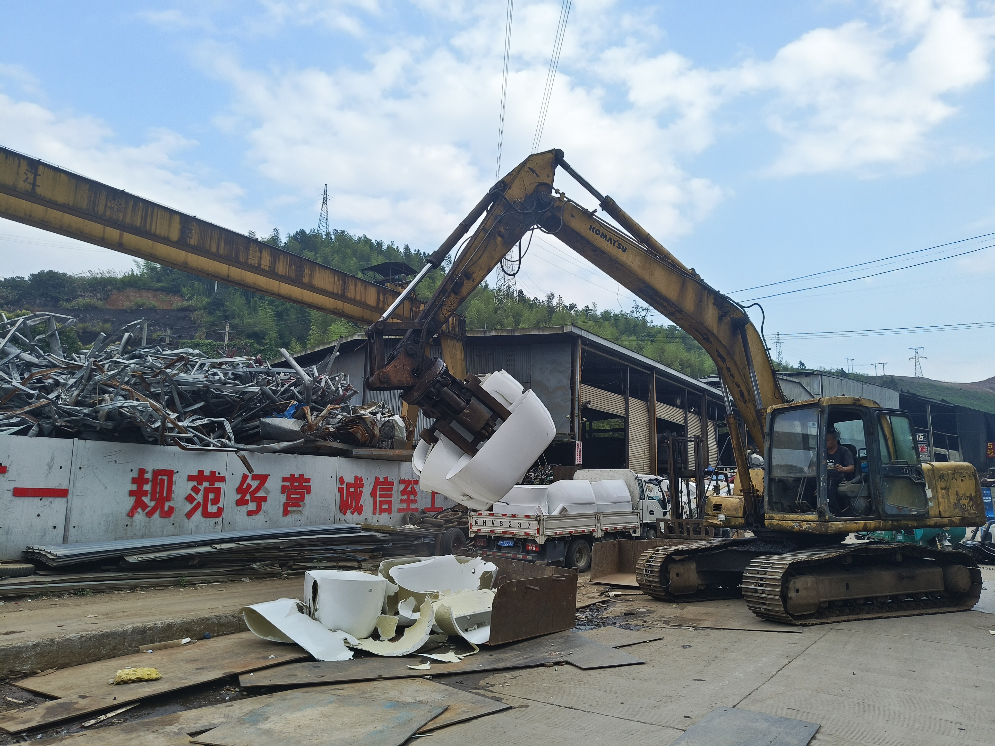 打假护权净市场！浙江龙泉多部门集中销毁假冒伪劣卫浴产品