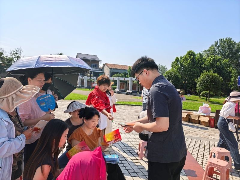 调关法庭将“红色课堂”搬进公园