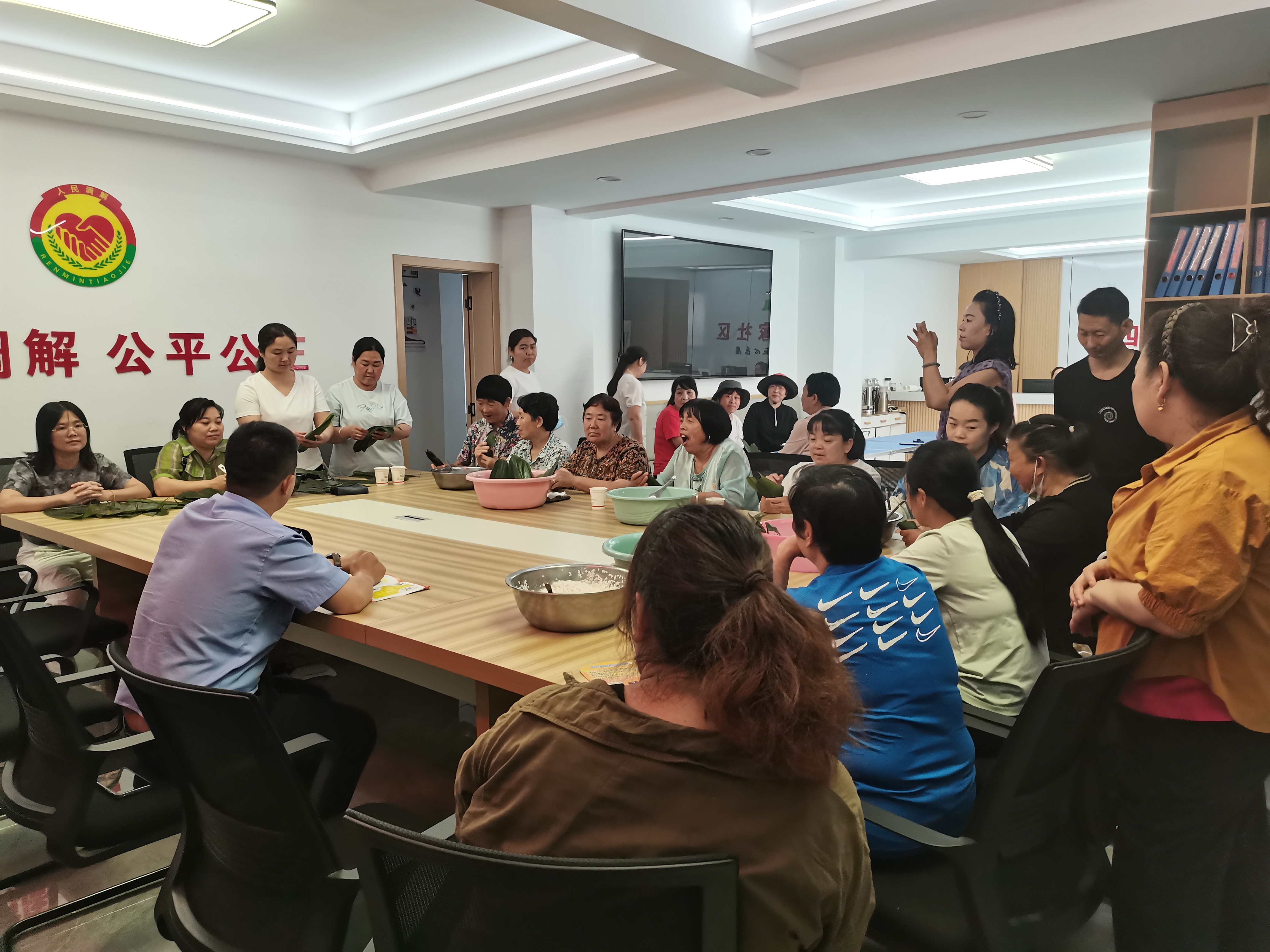 陕西旬阳:粽叶飘香迎端午 反诈护航暖民心