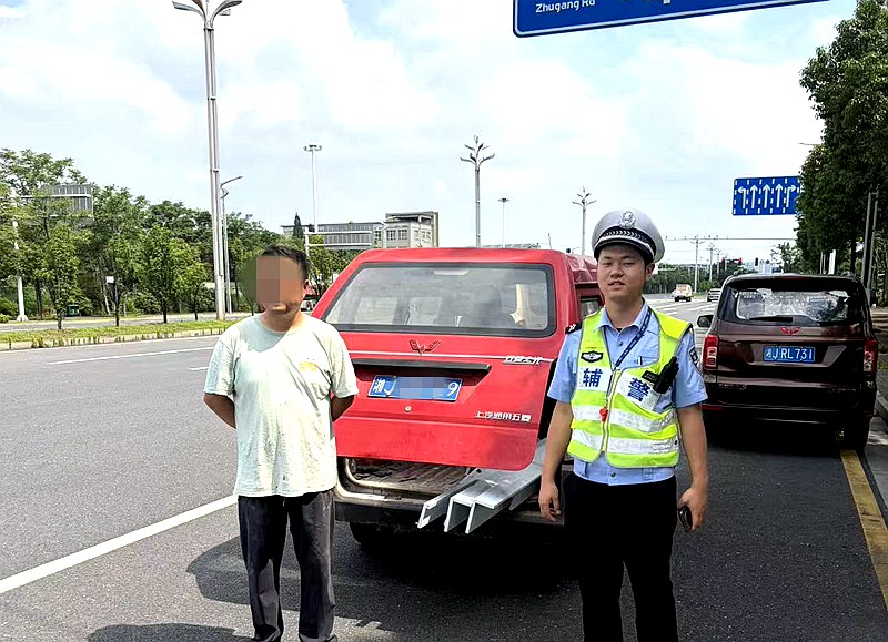 湖南常德公安交管部门严查面包车违法消除交通安全隐患