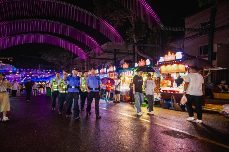 灯火映市井 警色护烟火——冰城公安全方位护航早夜市平安