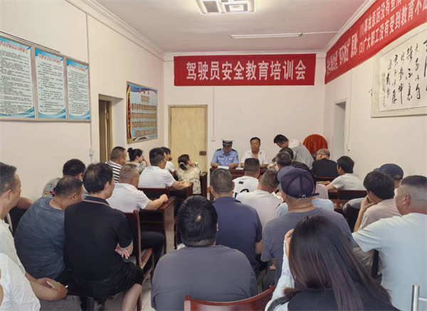 柞水县公安局交通管理大队联合出租车公司举办驾驶员安全法治培训