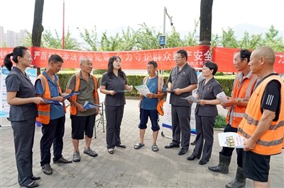 陕西省渭南市中级人民法院联合华州区人民法院开展防范非法集资普法宣传活动