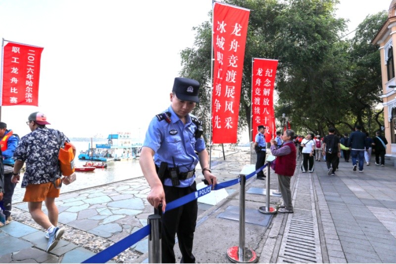 江畔龙舟竞渡 冰城公安在岗守护