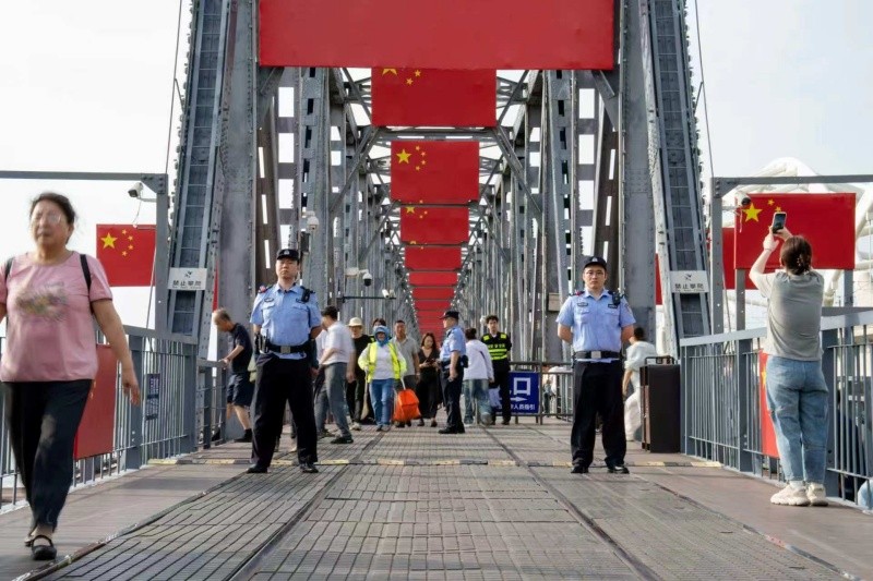 黑龙江哈尔滨道外公安：粽香迎端午 藏蓝显担当