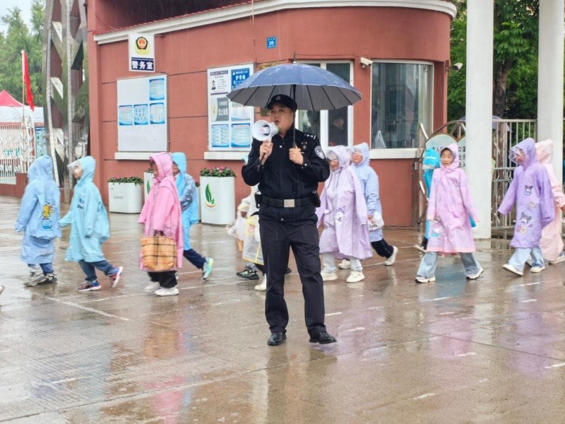 黑龙江省林区公安局海林分局工程派出所扎实做好雨季护学及防汛工作
