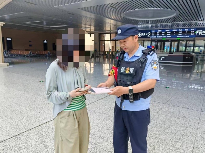 黑龙江省佳木斯铁路公安处鹤岗火车站派出所民警上演“极速4分钟”列车启动前为旅客寻回遗失平板电脑