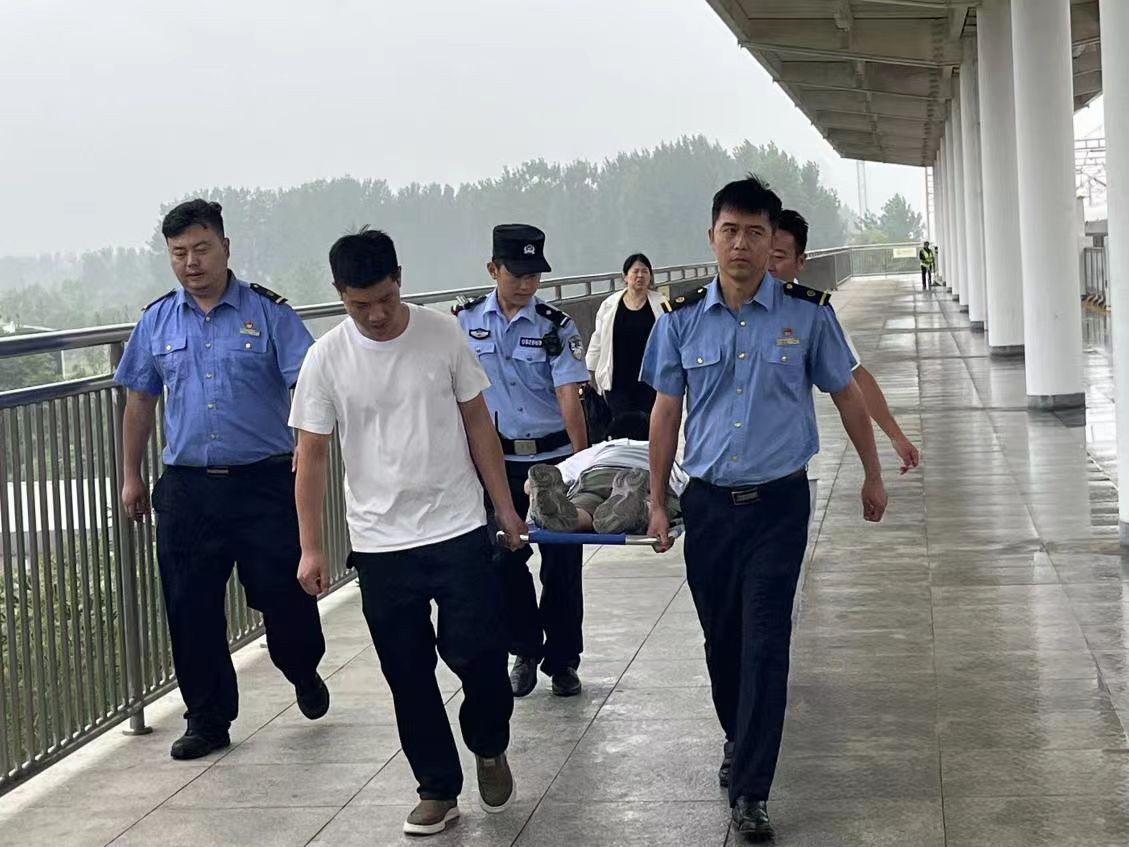 郑州铁路公安处民权北站民警接力护送术后旅客平安出站  