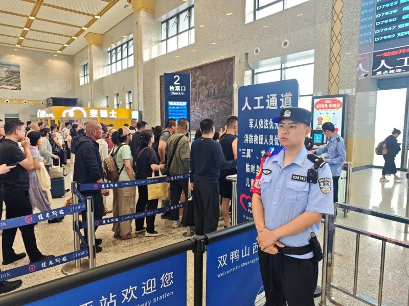 黑龙江省佳木斯铁路公安处双鸭山西站派出所民警巧解“乌龙”帮助旅客寻回包裹