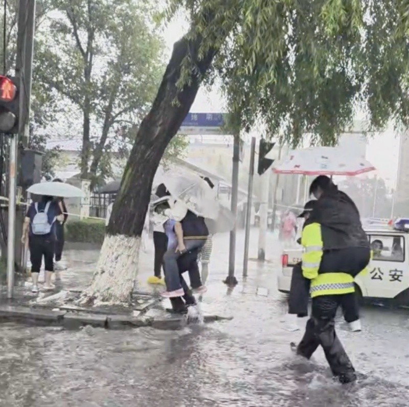 暴雨如注！黑龙江牡丹江公安民警蹚水背起中考考生：“抓紧我，别怕！”