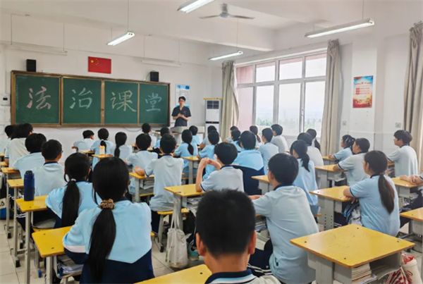 陕西省渭南市蒲城县人民法院：穿法袍 敲法槌 识警械 这堂法治课让学法不枯燥