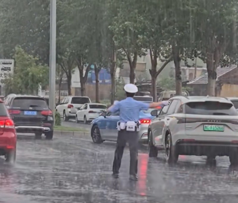 暴雨突袭中考现场 黑龙江牡丹江公安雨中护航考生赴考