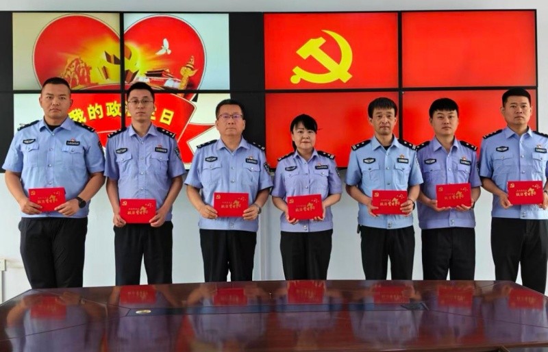 黑龙江省林区公安局海林分局海林派出所党支部开展党员民警过“政治生日”主题党日活动
