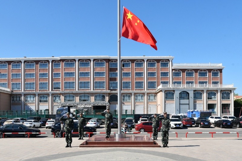 黑龙江省林区公安局绥棱分局参加“庆七一”升国旗仪式