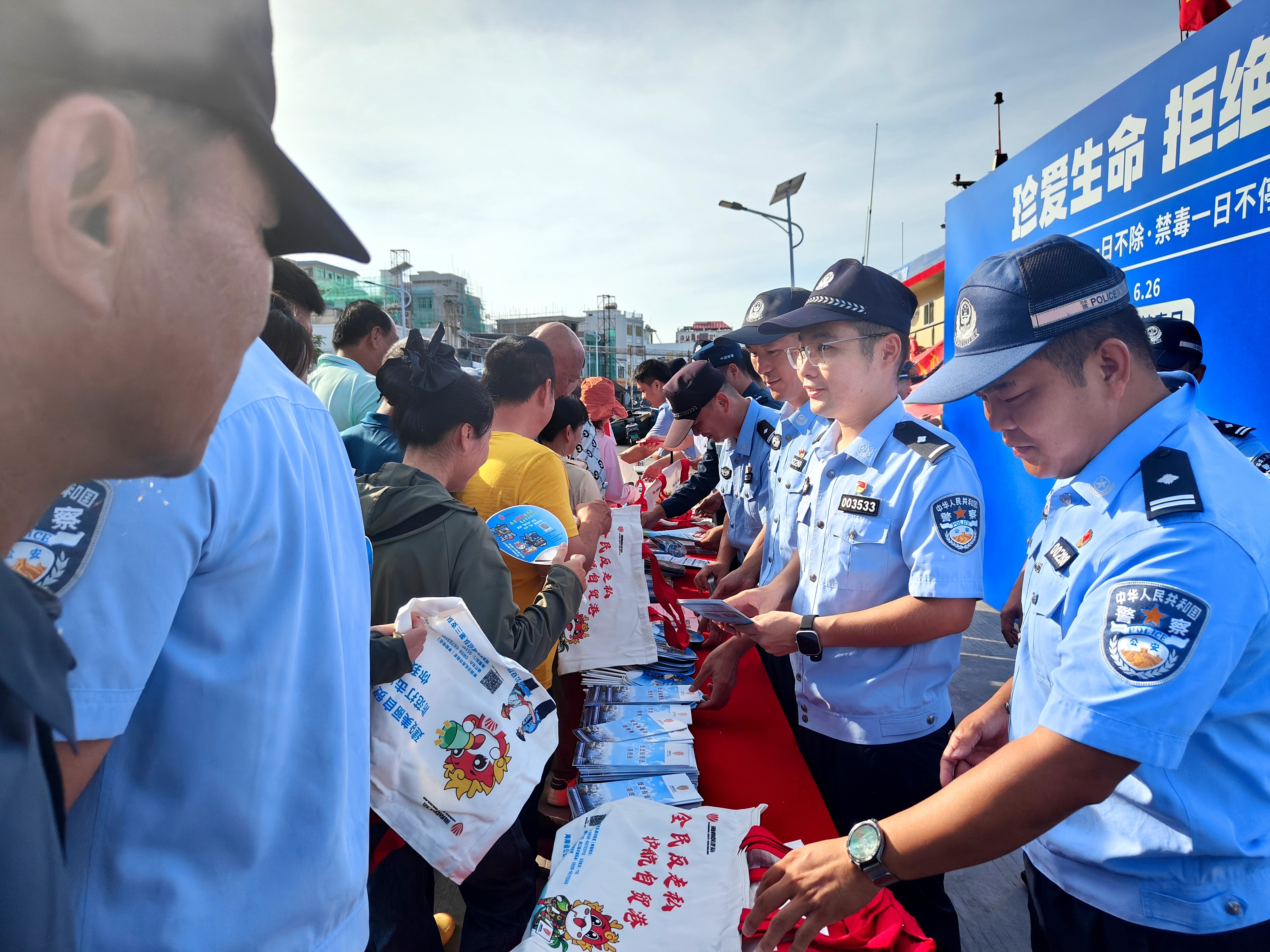 海南琼海海岸警察联动多部门开展反走私普法宣传“进渔港”活动