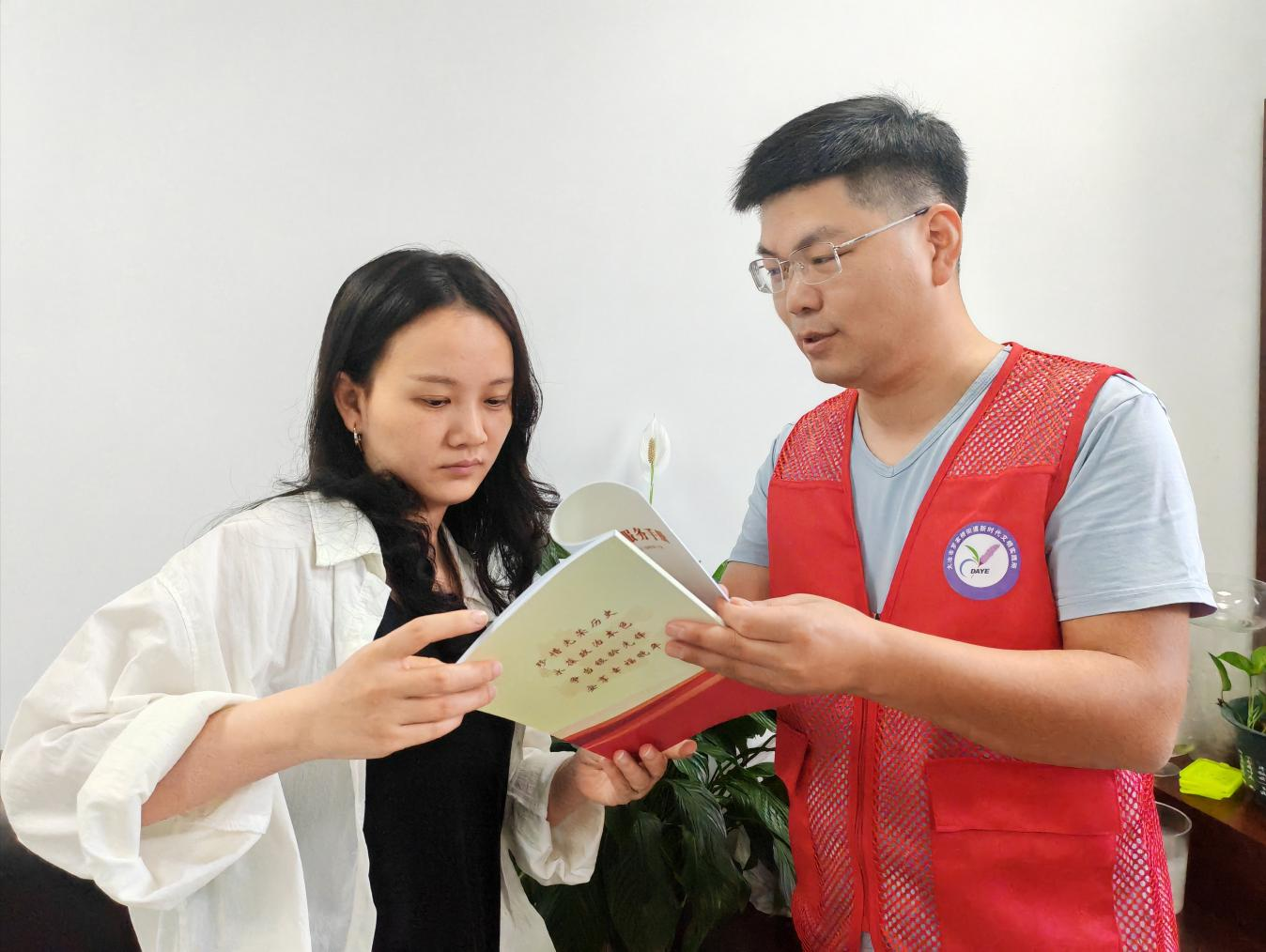 扎根社区履职为民 用心用情服务群众