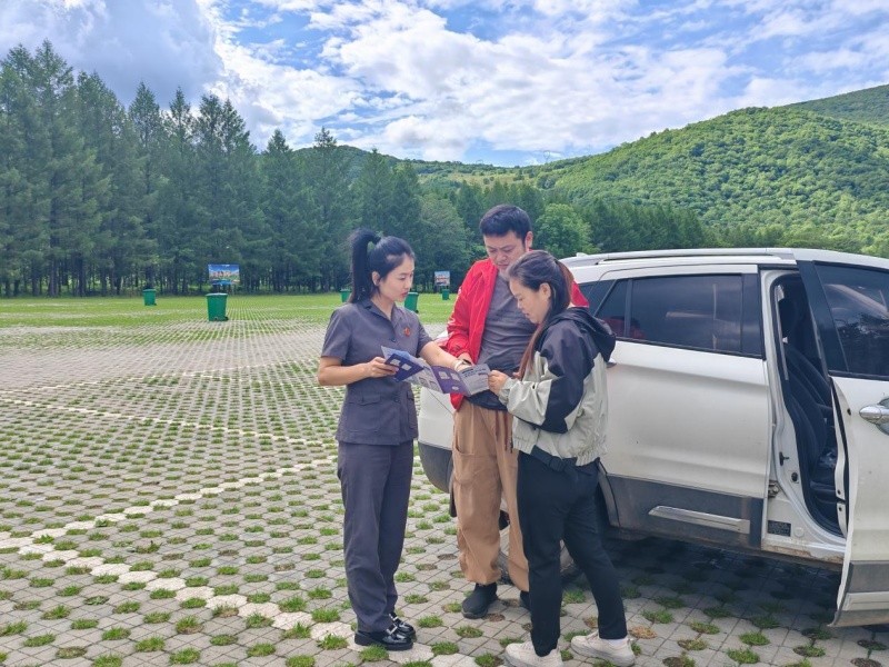 黑龙江省沿江人民法院：法治护航游玩路 普法宣传进景区