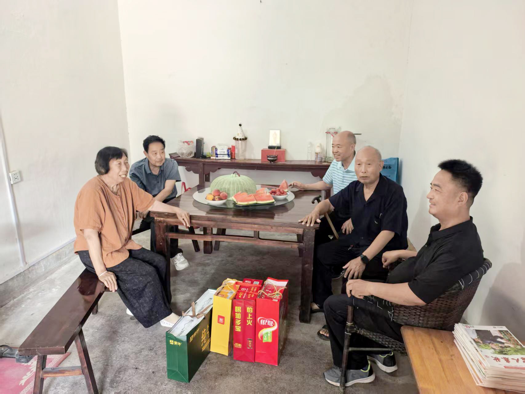 河南省洛宁县公安局开展“七一”走访慰问老党员活动