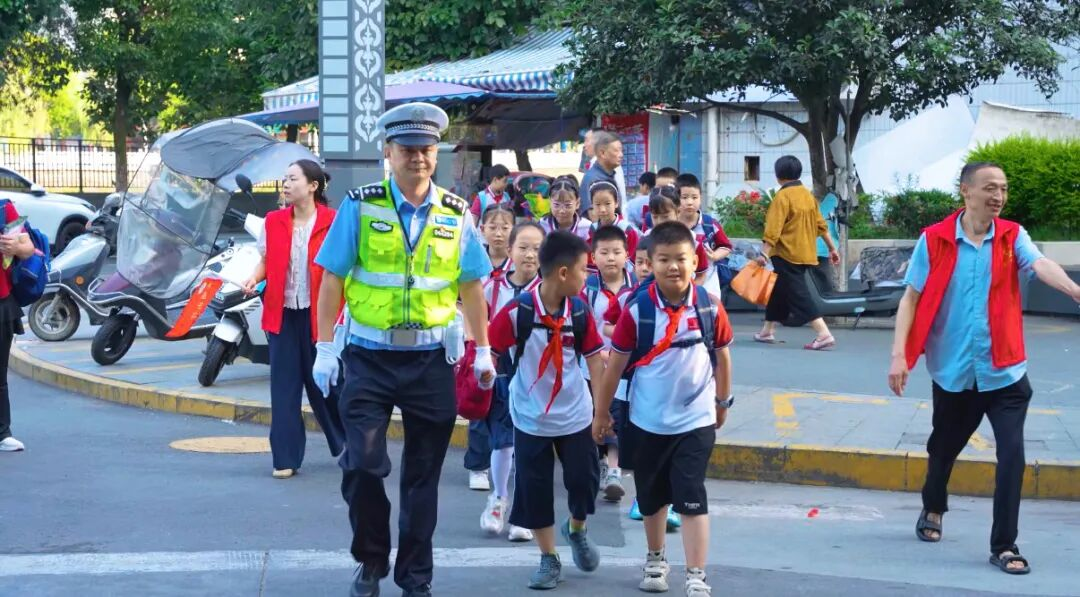 陕西汉阴交警曾江：用最平凡的方式践行着一名共产党员忠诚与担当