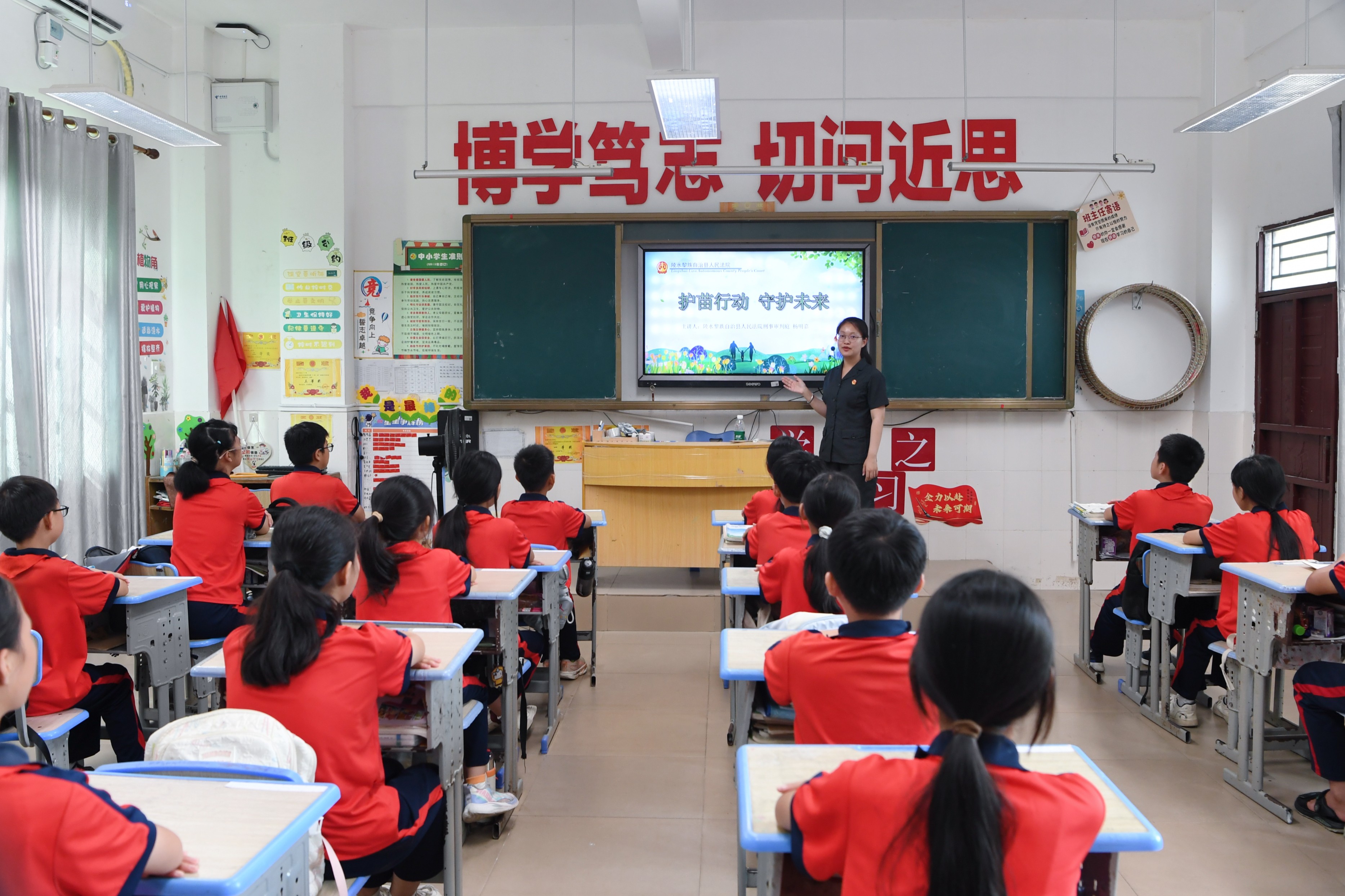海南陵水法院开展预防未成年人违法犯罪普法宣传活动