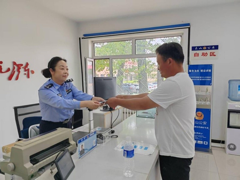 黑龙江省鹤岗市公安局东山分局东方红乡派出所民警卢艳：方寸户籍窗 初心守半生