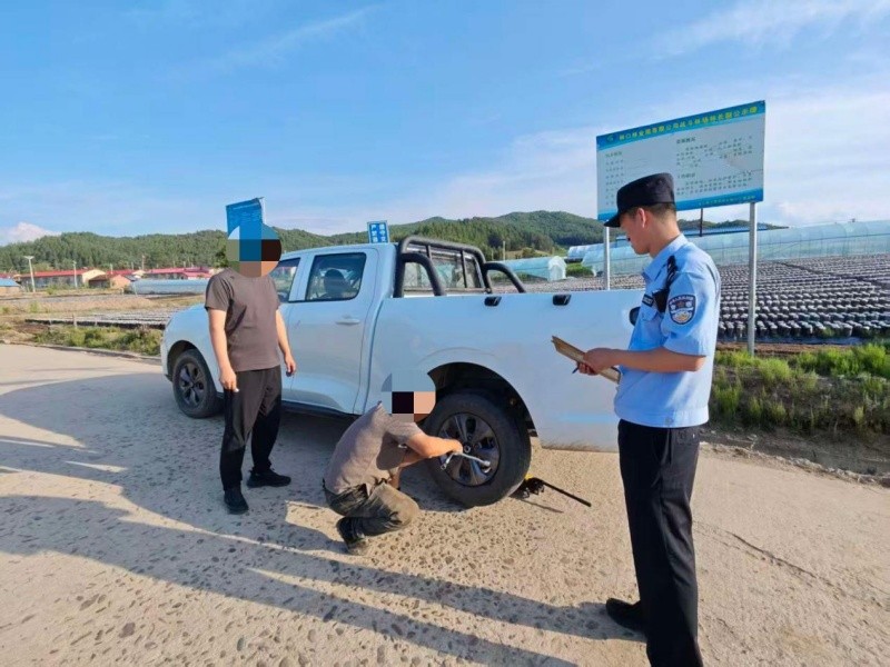 施工路段“扎心”爆胎引纠纷？黑龙江省林区民警硬核调解让双方握手言和