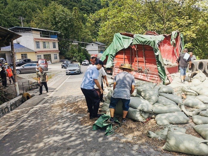 湖北鹤峰县：货车侧翻货物散落 太平派出所民辅警5小时鏖战抢通道路