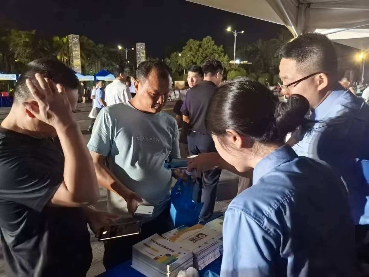 海南省万宁市检察院开展2026年“平安万宁 乐动美好”暨禁毒、反诈、反走私集中宣传活动