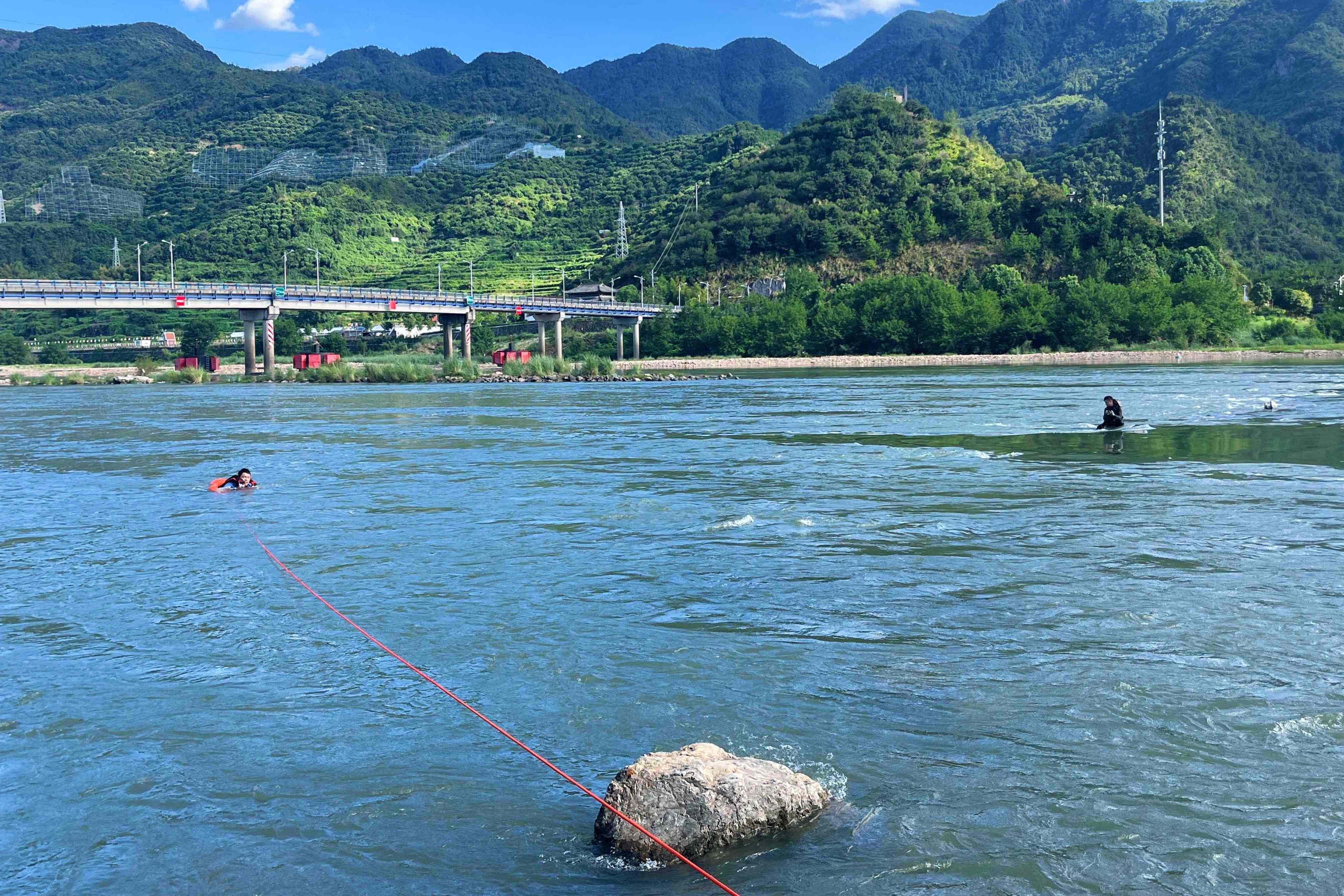 浙江青田：与激流赛跑！民警成功营救被困钓鱼群众