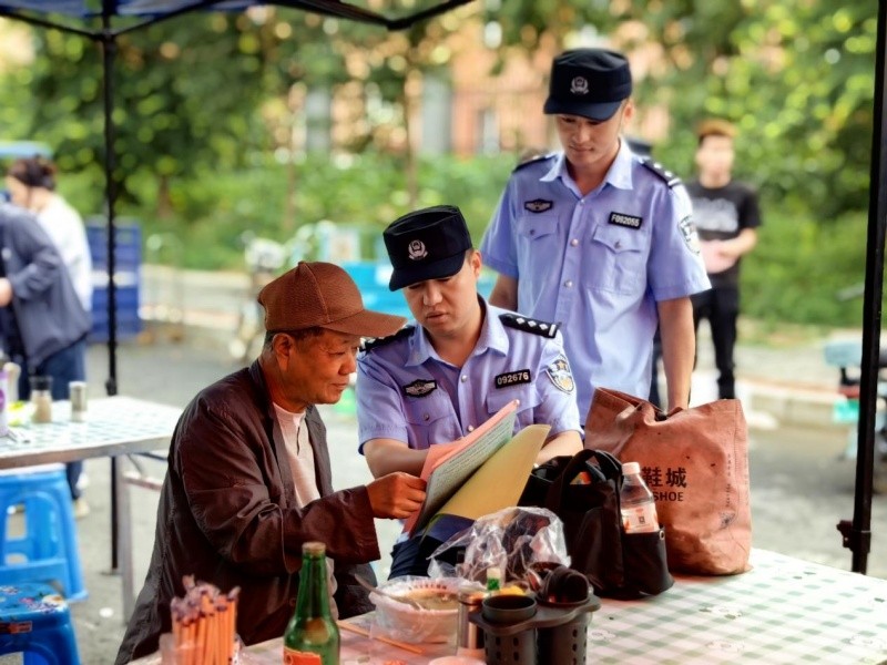 扫黑除恶“赶大集” 平安守护“零距离”——黑龙江省宝清县公安局多警联动开展扫黑除恶集中宣传活动