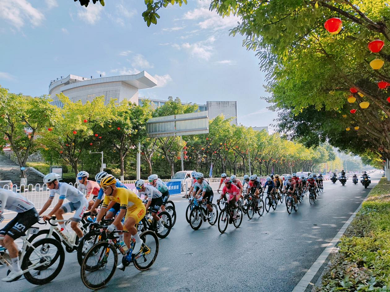 2026中国公路自行车公开赛恩施站首日侧记：车轮作笔绘新城
