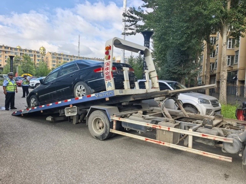 黑龙江省伊春市铁力交警联合城管开展占道经营、“僵尸车”等各类交通违法乱象专项整治行动
