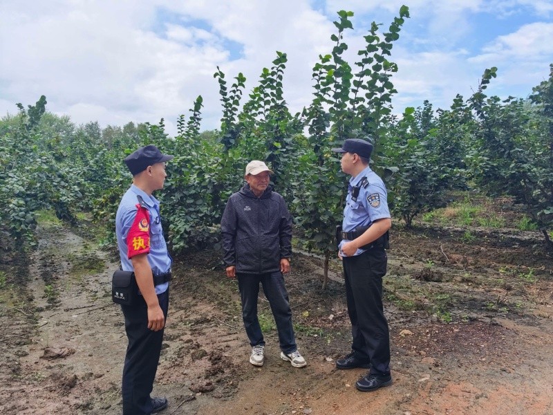 黑龙江省林区公安局清河分局西北河派出所走访林下榛子种植企业 做好企业服务保障