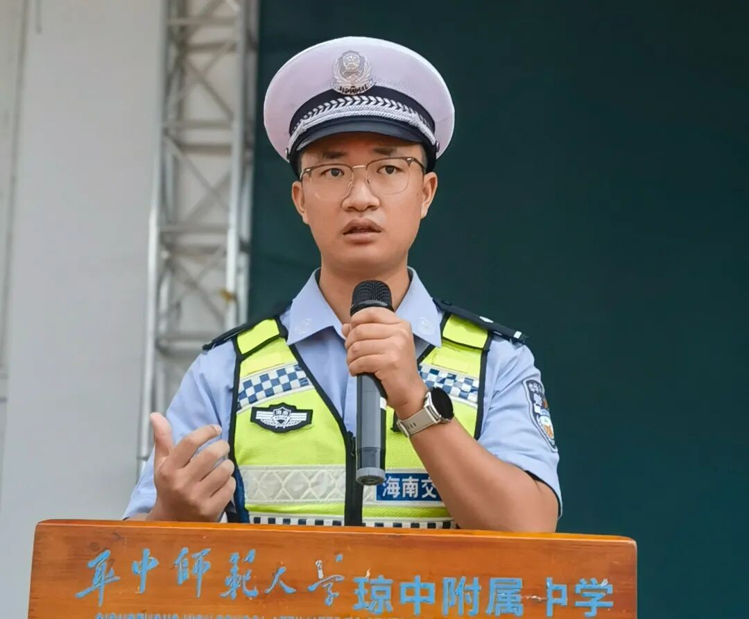 开学安全“警”相随！海南琼中交警开讲新学期交通安全第一课