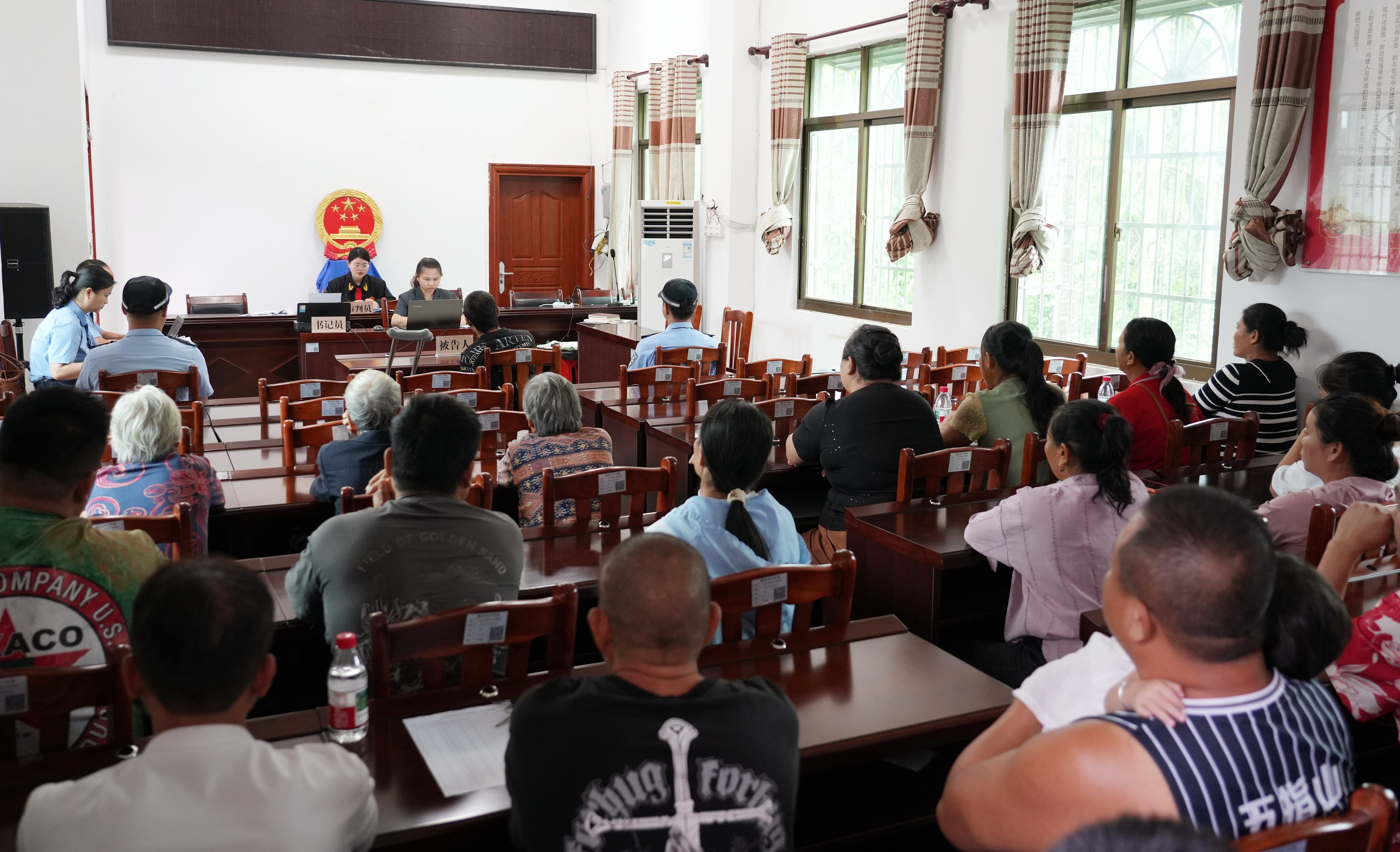 海南省五指山市法院刑事审判庭赴南圣镇公开审理一起危险驾驶案