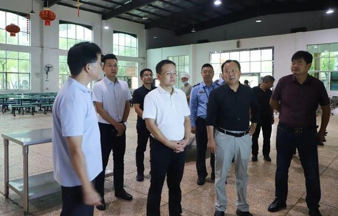 湖南常德市西湖管理区党委副书记、管委会主任王杰开展食品安全“两个责任”督导检查