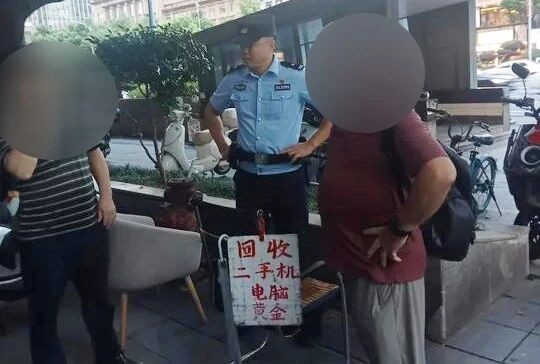 湖南省长沙市公安局芙蓉分局东屯渡派出所‌：手机"漂流" 三手，民警追了一路！