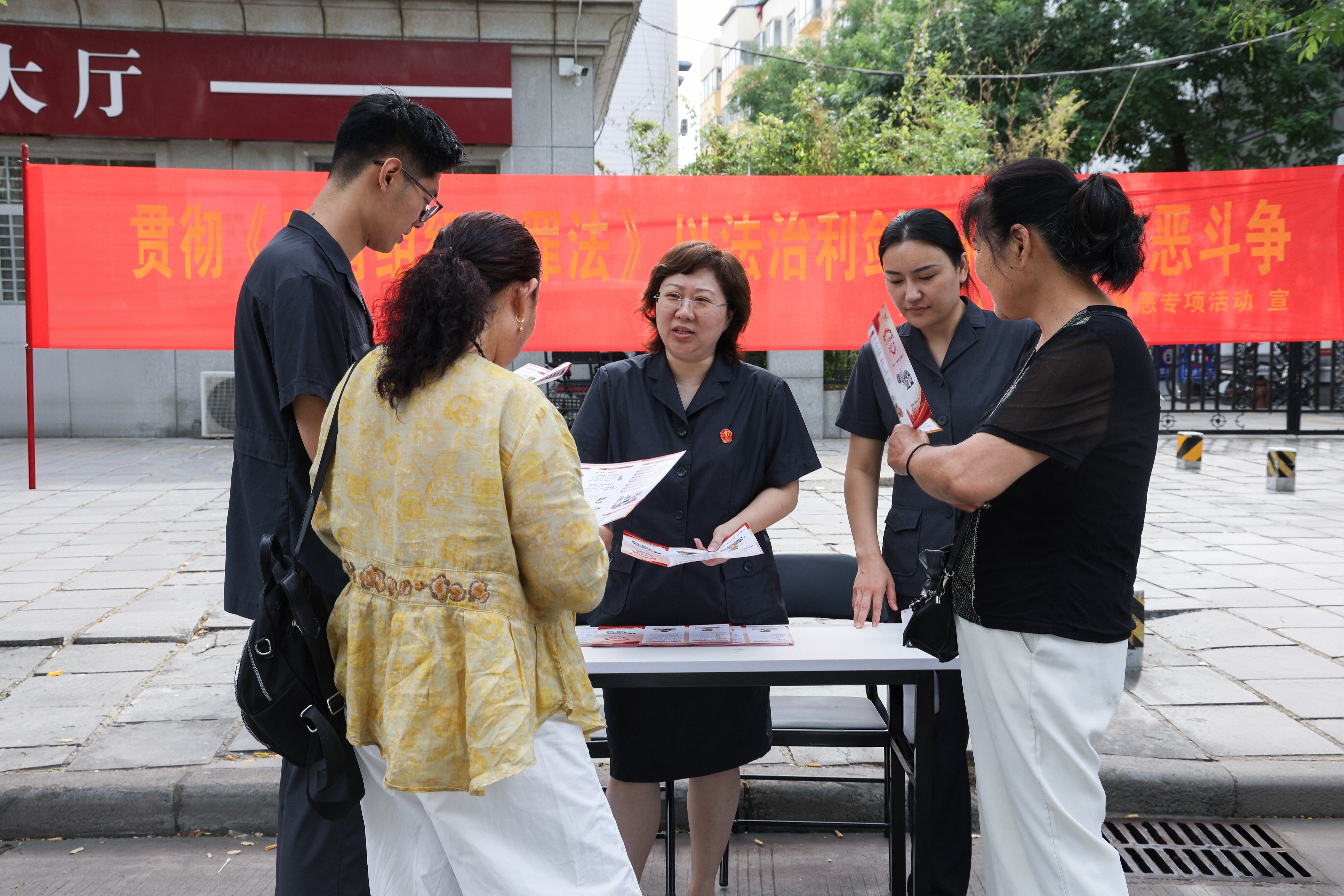 商丘市梁园区人民法院：多维普法筑防线 扫黑除恶护平安