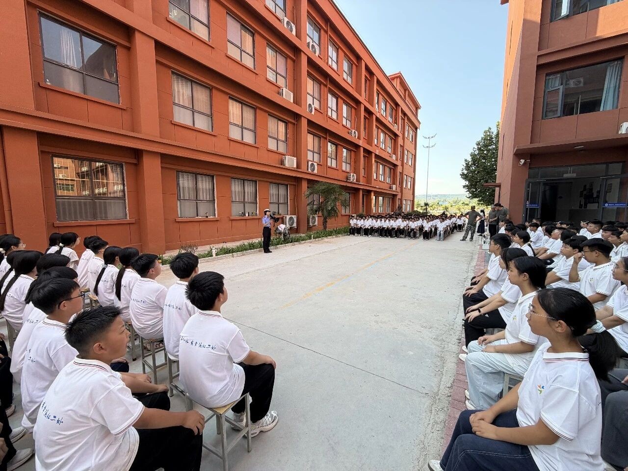 开学季，河南洛宁敲响交通安全“上课铃”