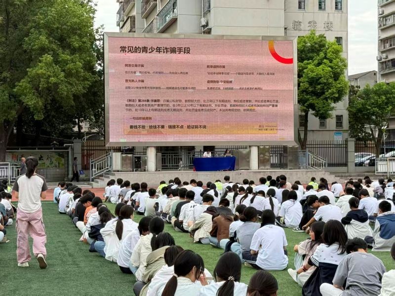 荆州区法院走进江陵中学护航青春成长