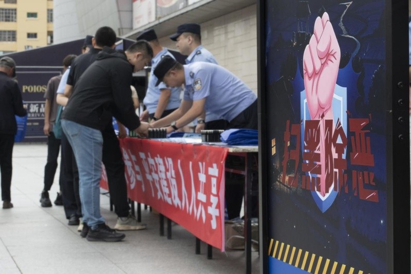 黑龙江省哈尔滨市公安局：街头普法话平安 携手聚力除黑恶
