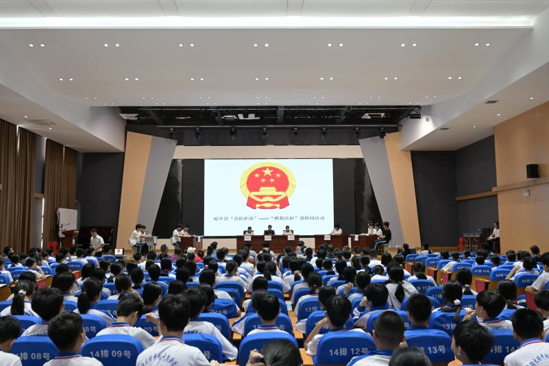 海南琼中检察院：法槌“敲响”开学第一课 模拟庭审体验“判”与“思”