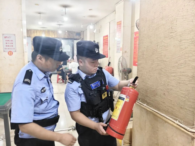 “警”色相伴，雨湖公安全力护航开学季