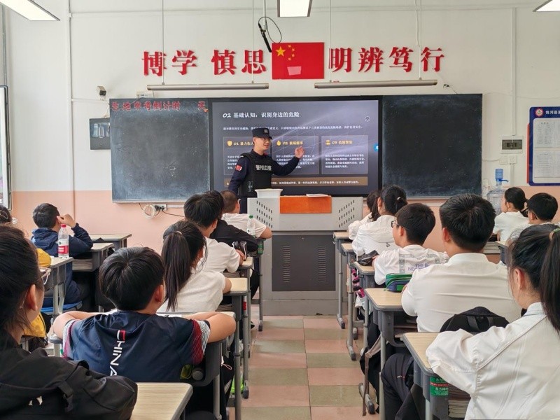 筑牢校园安全防线 守护学子平安开学——黑龙江省双鸭山市饶河县公安局“反恐防暴第一课”开讲啦！
