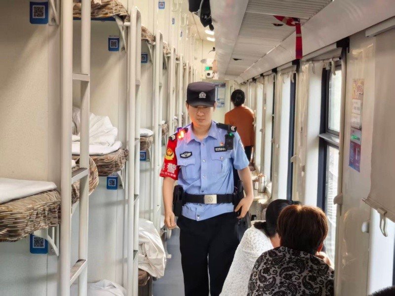 佳木斯铁路公安处乘警热心相助 守护旅客平安出行路