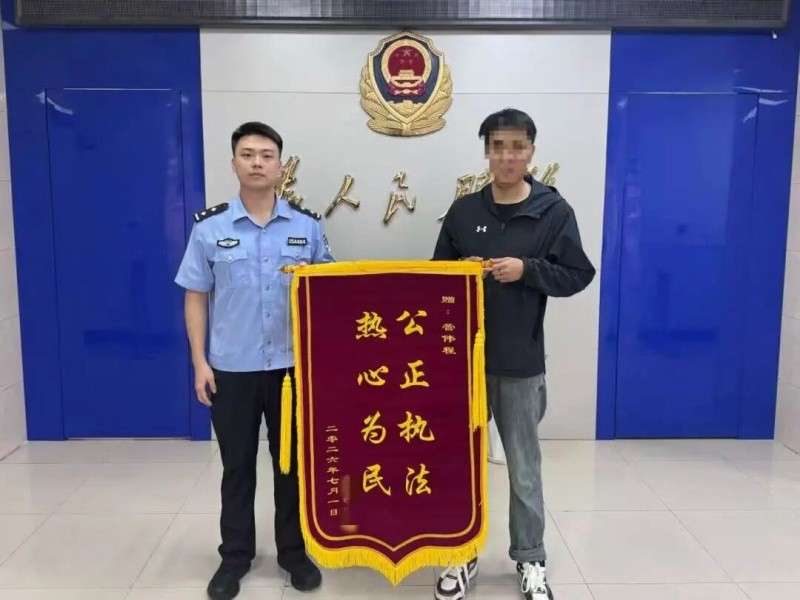 黑龙江佳木斯公安：秋“警”怡人，温暖与守护从未缺席